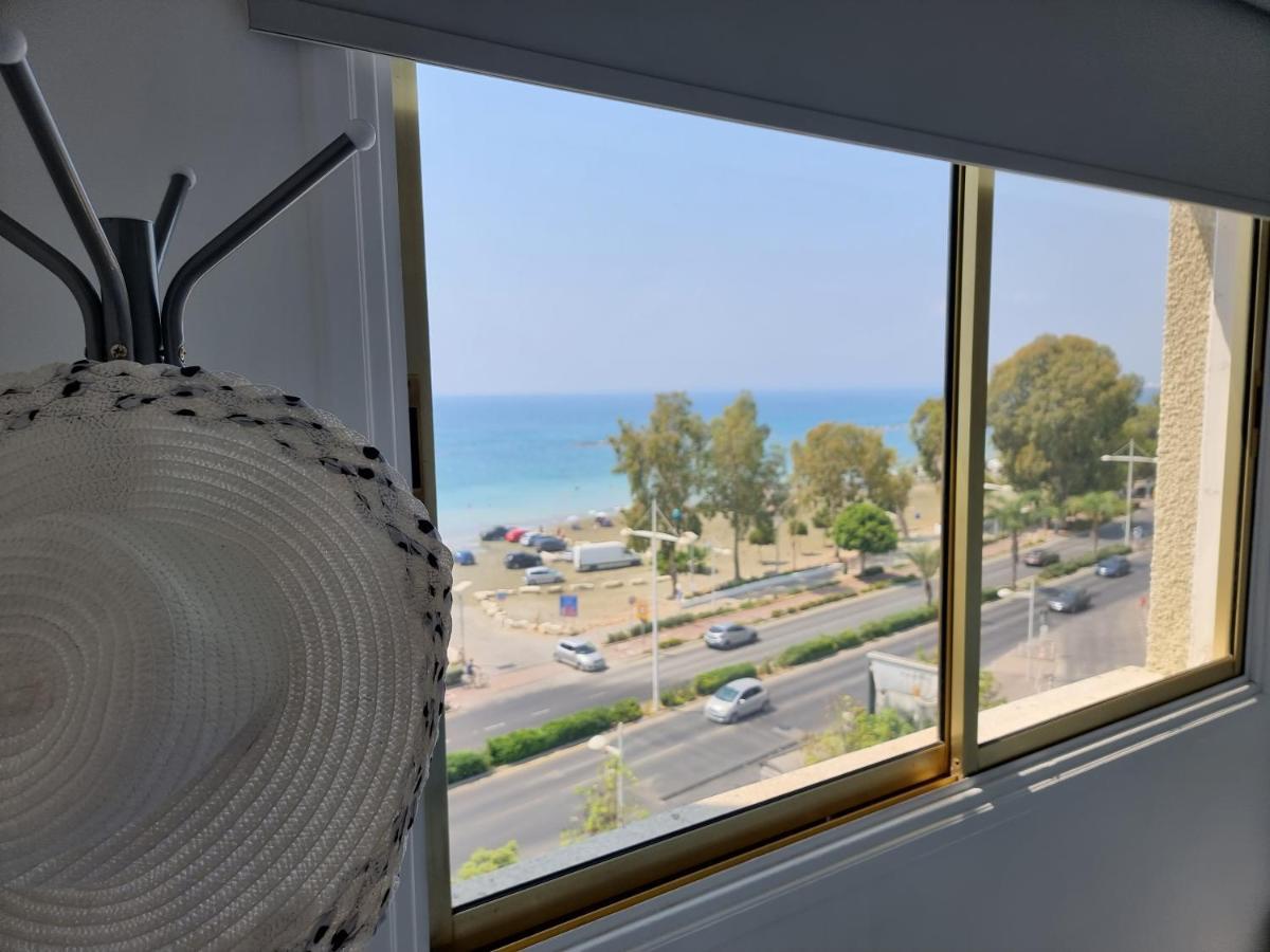 Super Modern Beachfront 1 Bedroom - Sleeps 4 ليماسول المظهر الخارجي الصورة
