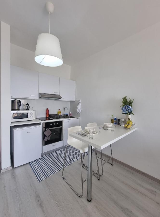Super Modern Beachfront 1 Bedroom - Sleeps 4 ليماسول المظهر الخارجي الصورة