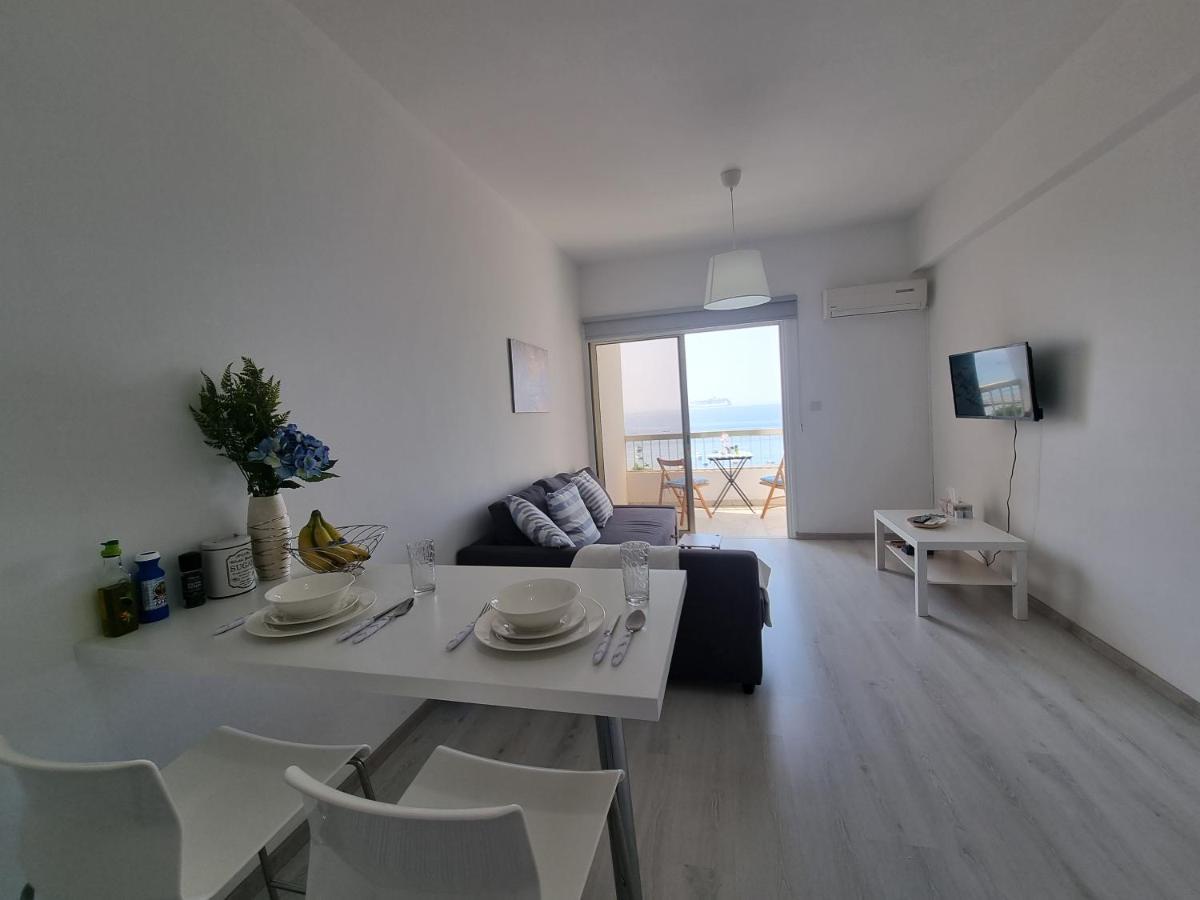 Super Modern Beachfront 1 Bedroom - Sleeps 4 ليماسول المظهر الخارجي الصورة