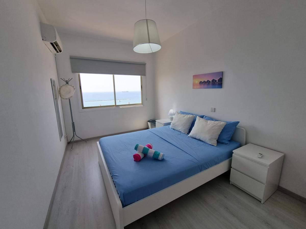 Super Modern Beachfront 1 Bedroom - Sleeps 4 ليماسول المظهر الخارجي الصورة
