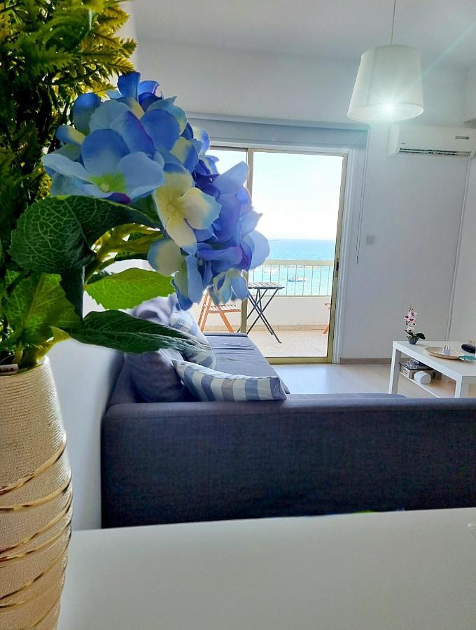 Super Modern Beachfront 1 Bedroom - Sleeps 4 ليماسول المظهر الخارجي الصورة