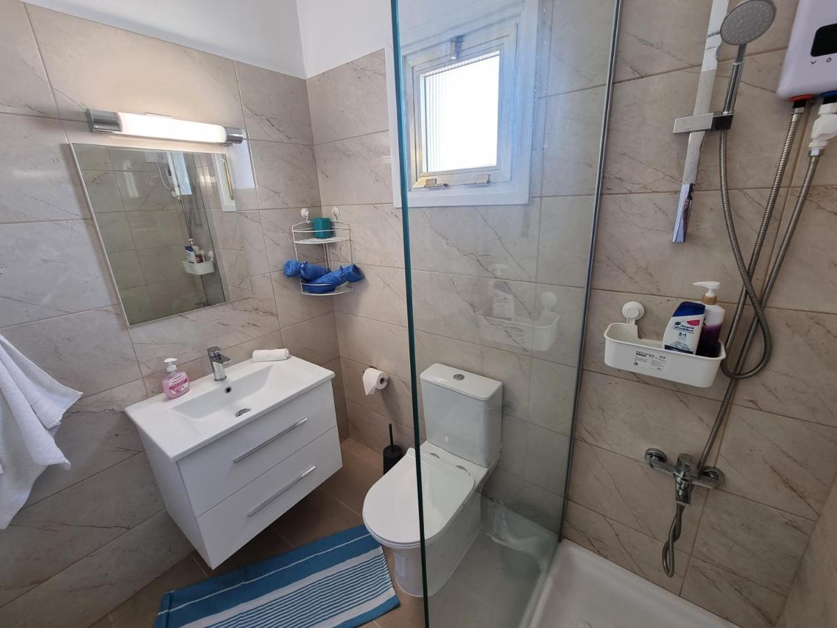 Super Modern Beachfront 1 Bedroom - Sleeps 4 ليماسول المظهر الخارجي الصورة