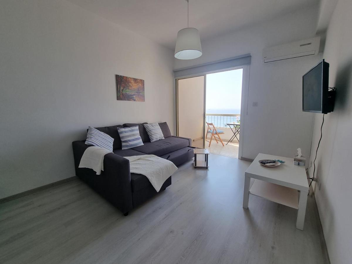 Super Modern Beachfront 1 Bedroom - Sleeps 4 ليماسول المظهر الخارجي الصورة